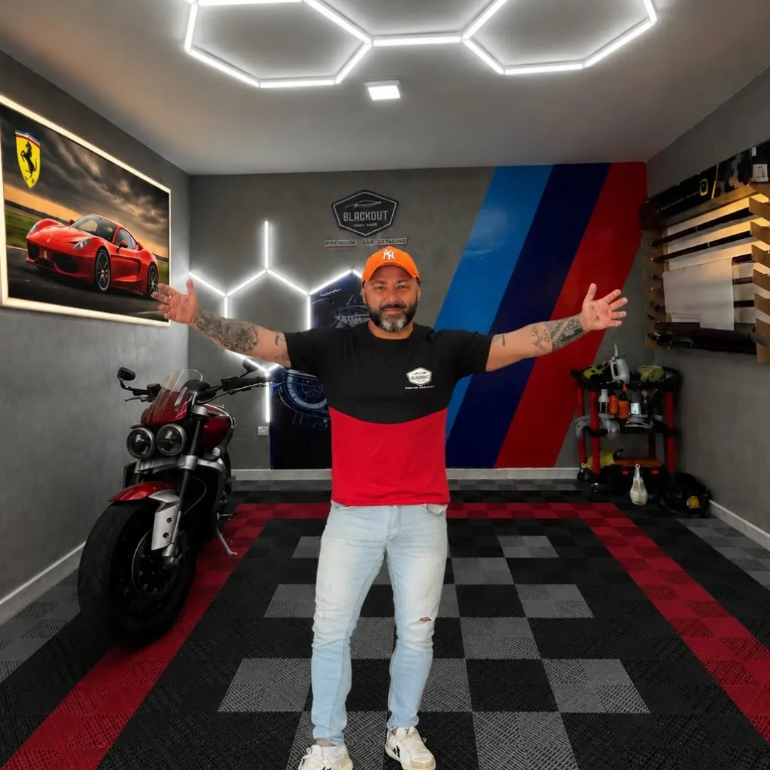 Daniel, fundador da Blackout, de braços abertos na loja