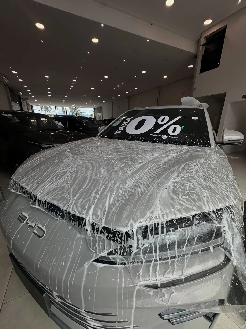 Capô de um BYD com solução de aplicação de película